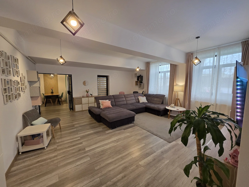 Apartament 4 camere la parter, terasa proprie, curte cu copaci batrani, Ploiesti