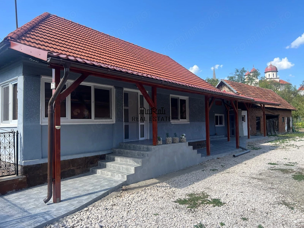 Casa renovata cu teren si anexe in Birtin