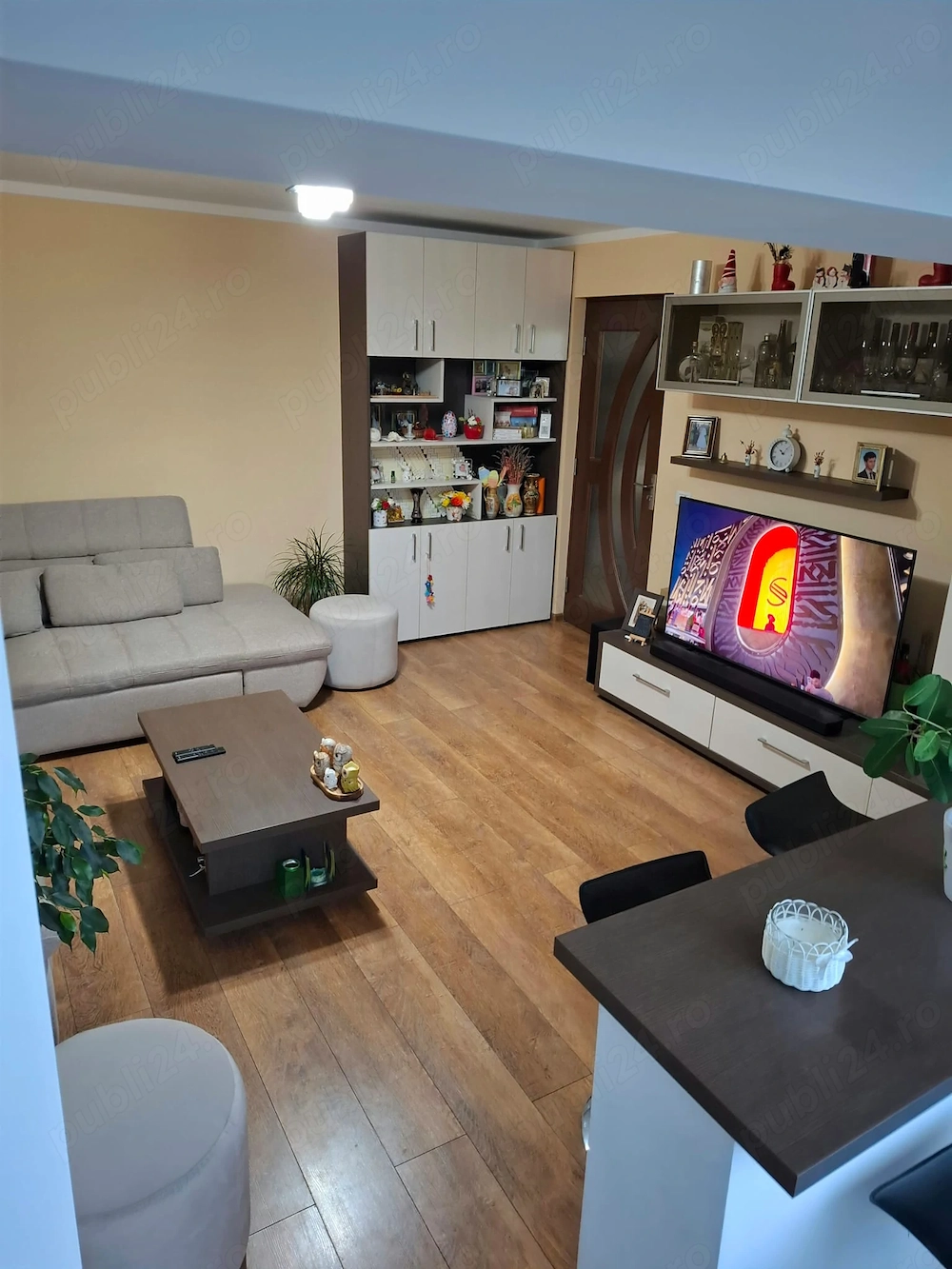 Apartament 4 camere , 2 bai, 2 balcoane inchise ,  centrala proprie, accept schimb apt 1-2 camere+$