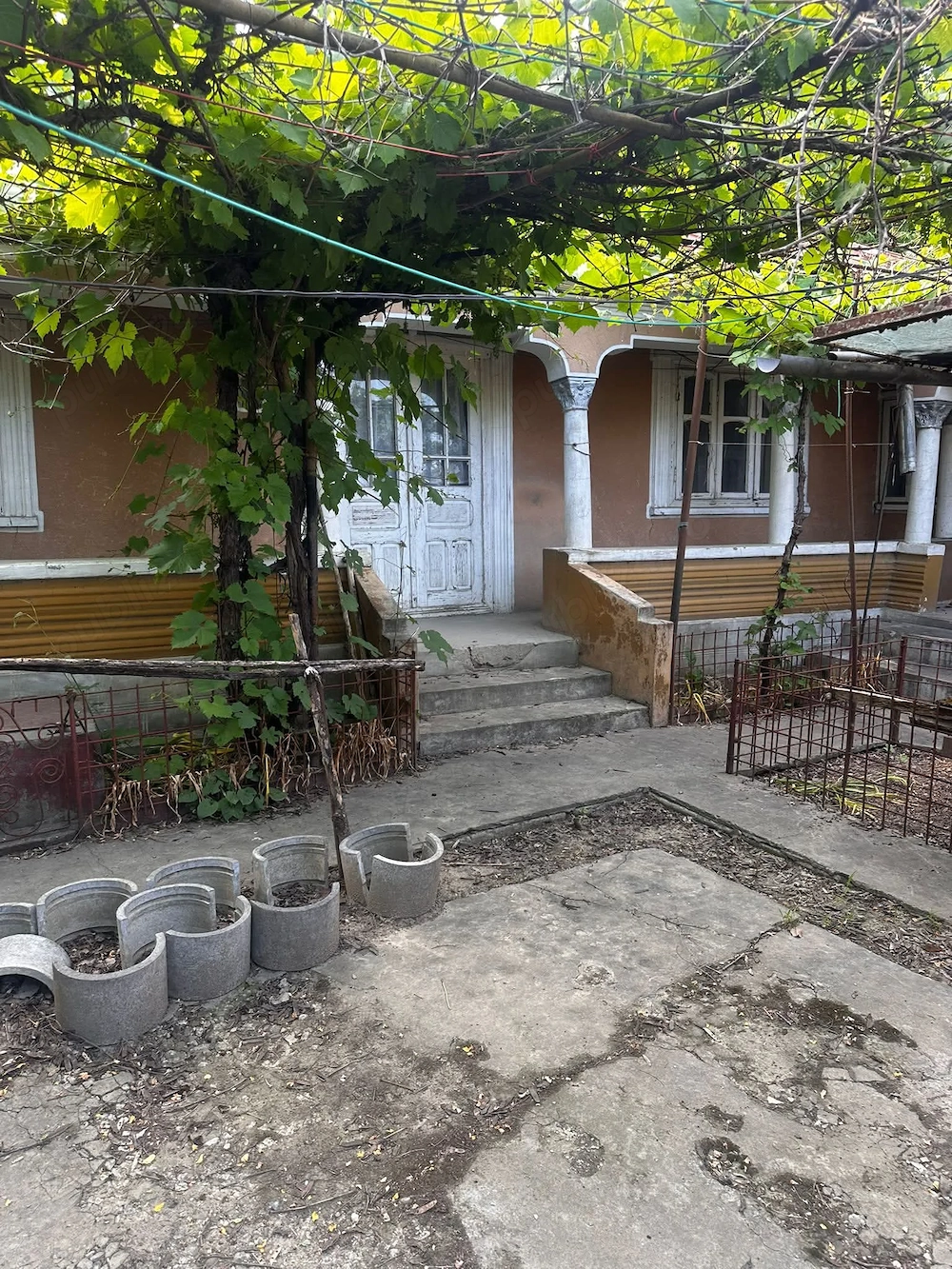 Vând teren cu casă batrânească