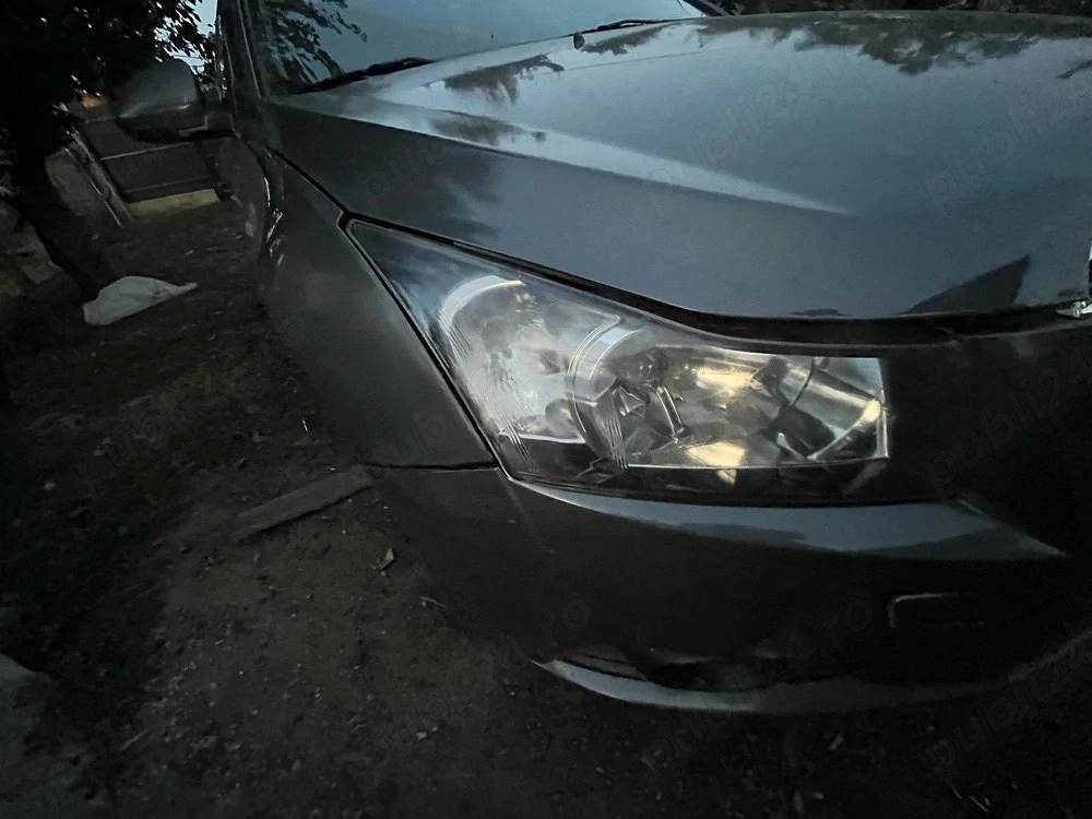 Vând far de Chevrolet Cruze , generație 2009-2012 