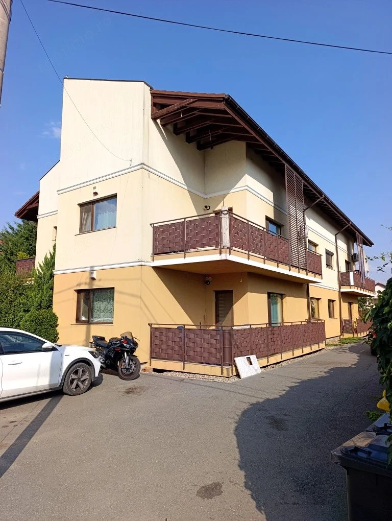 Vând apartament 3 camere Dumbrăvița