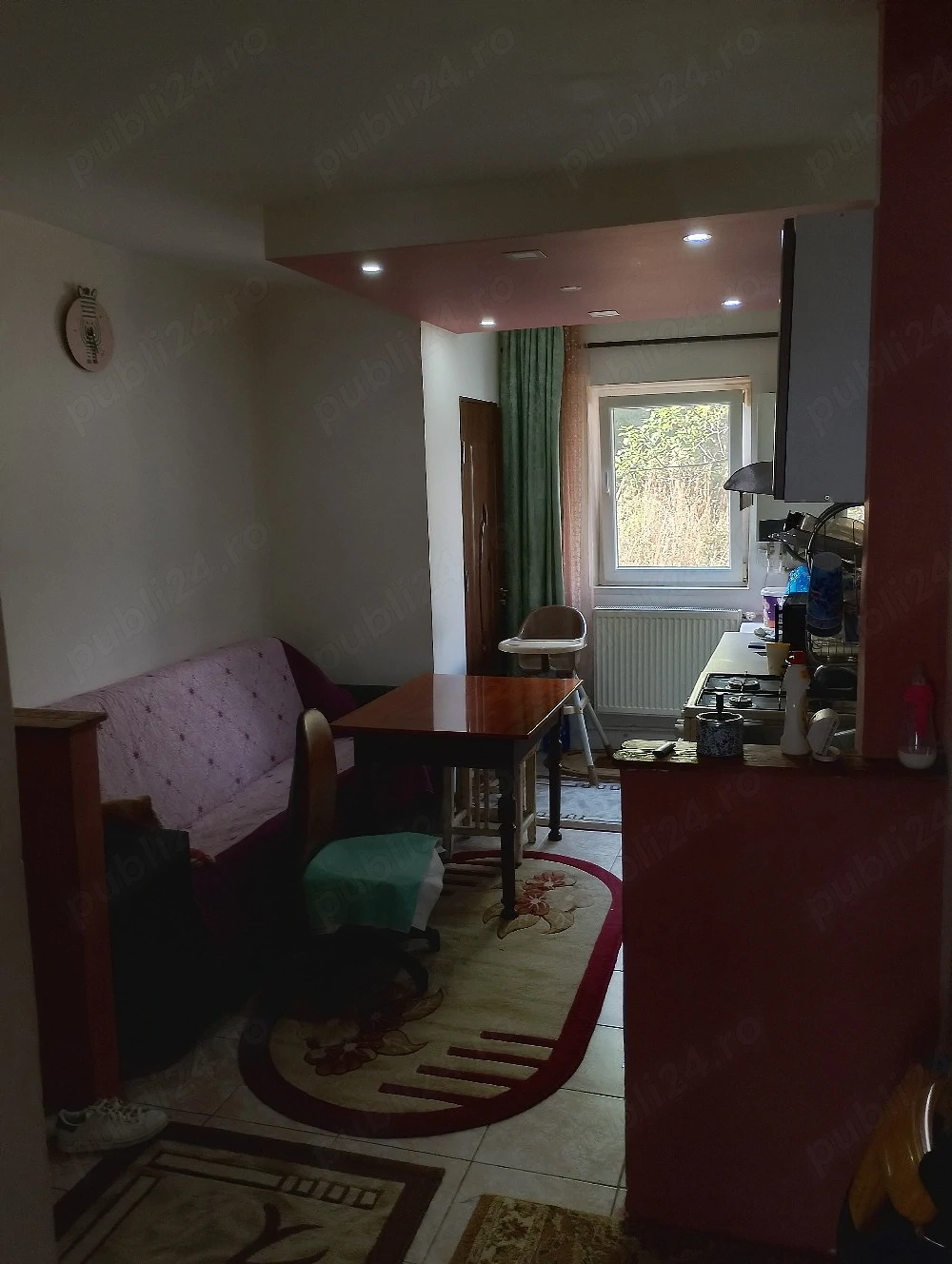 Vând apartament cu 3 camere zona la stradă !
