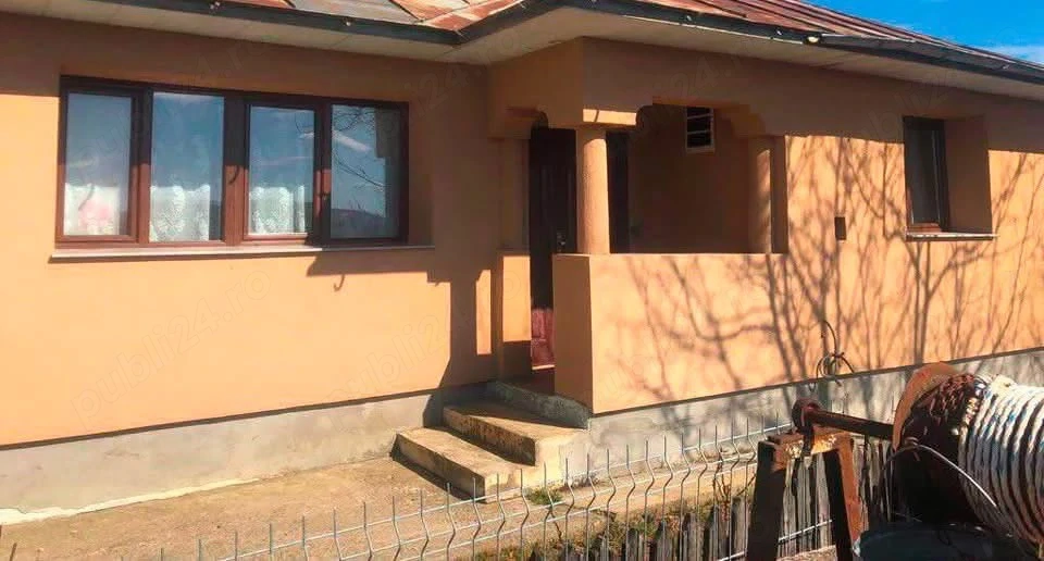 Casă de vânzare cu teren 