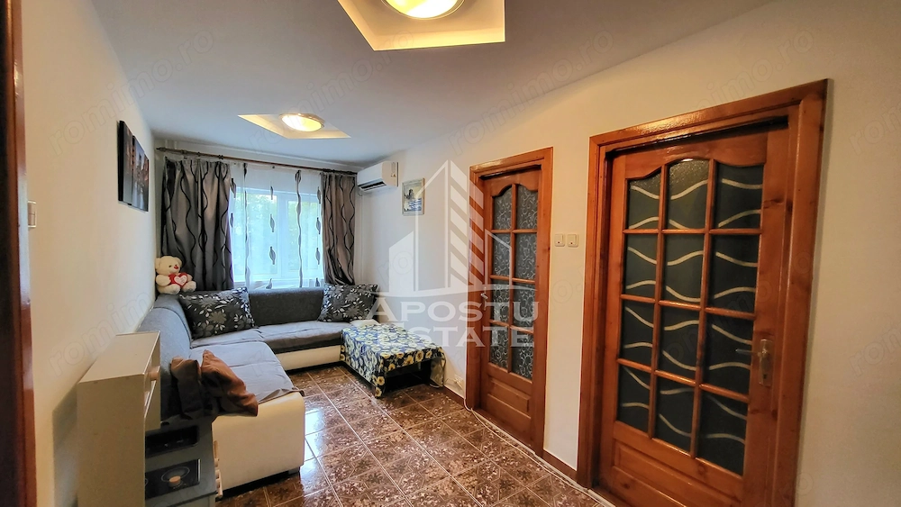 Apartament decomandat,4 camere,2 bai,etaj 2 Calea Lipovei
