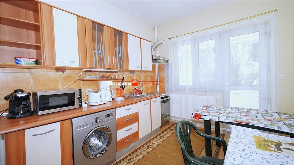Apartament cu terasa, curte si parcare, intr-o zona linistita de case