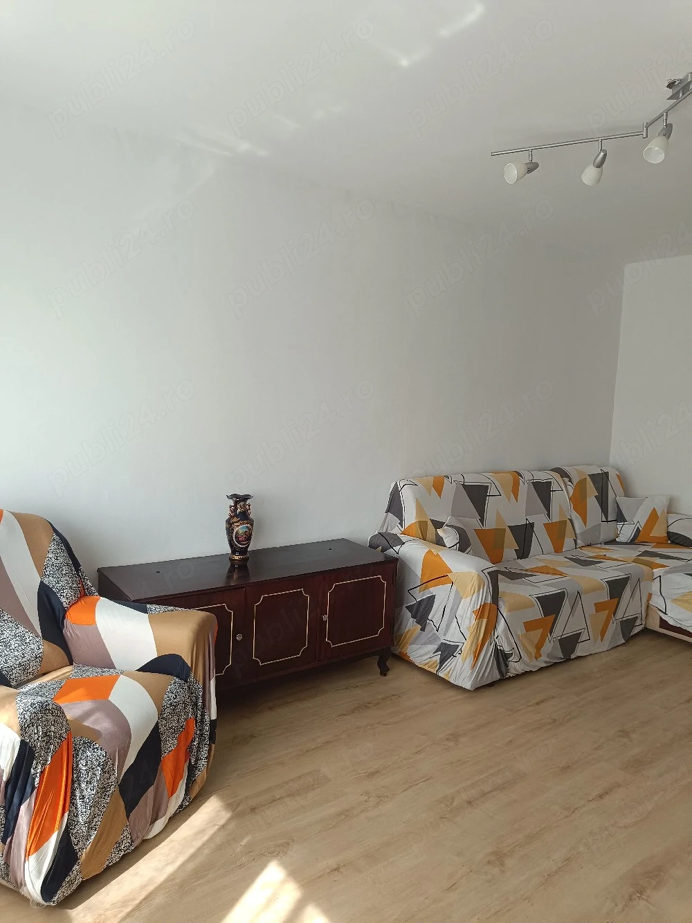 închiriez apartament 2 camere, etaj3 4,
