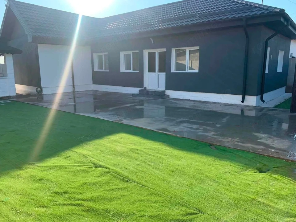 Casa moderna ,100 mp utili, 910 mp teren in  ALMAJ ,la 15 km distanta de CRAIOVA