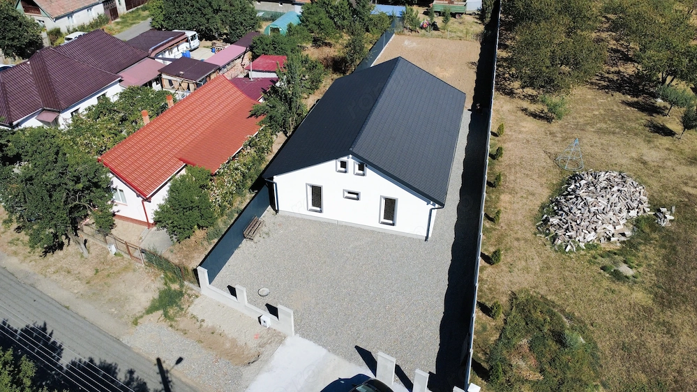 Casă individuală Lazuri   144 mp utili (121 mp casă + 1 2 terase), curte pregătită de pavaj