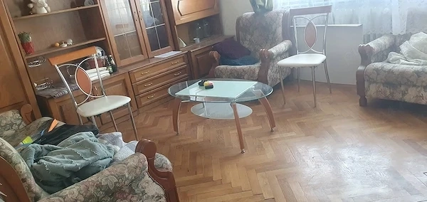 Inchiriez apartament 4 camere zona balcescu.pret 500 euro negociabil, garantie 2 luni.