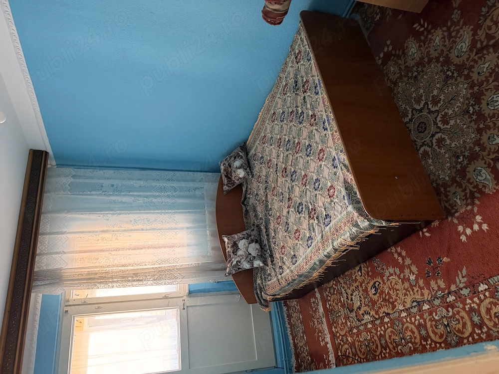 Ofer spre închiriere apartament cu trei camere 