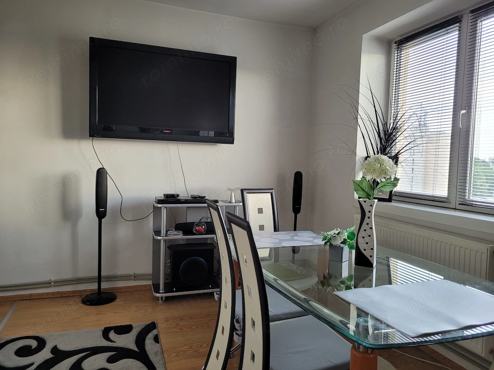Apartament 3 camere decomandat, ultracentral Caracal, 85 mp, curte privată, parcare acoperită