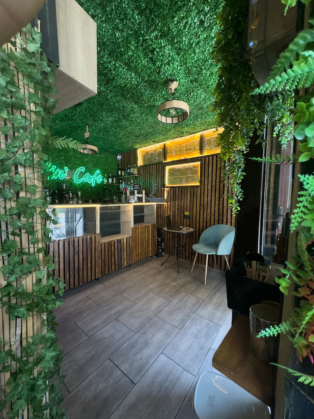 Afacere la cheie   Bar & Cafenea complet echipata, în centrul Brașovului