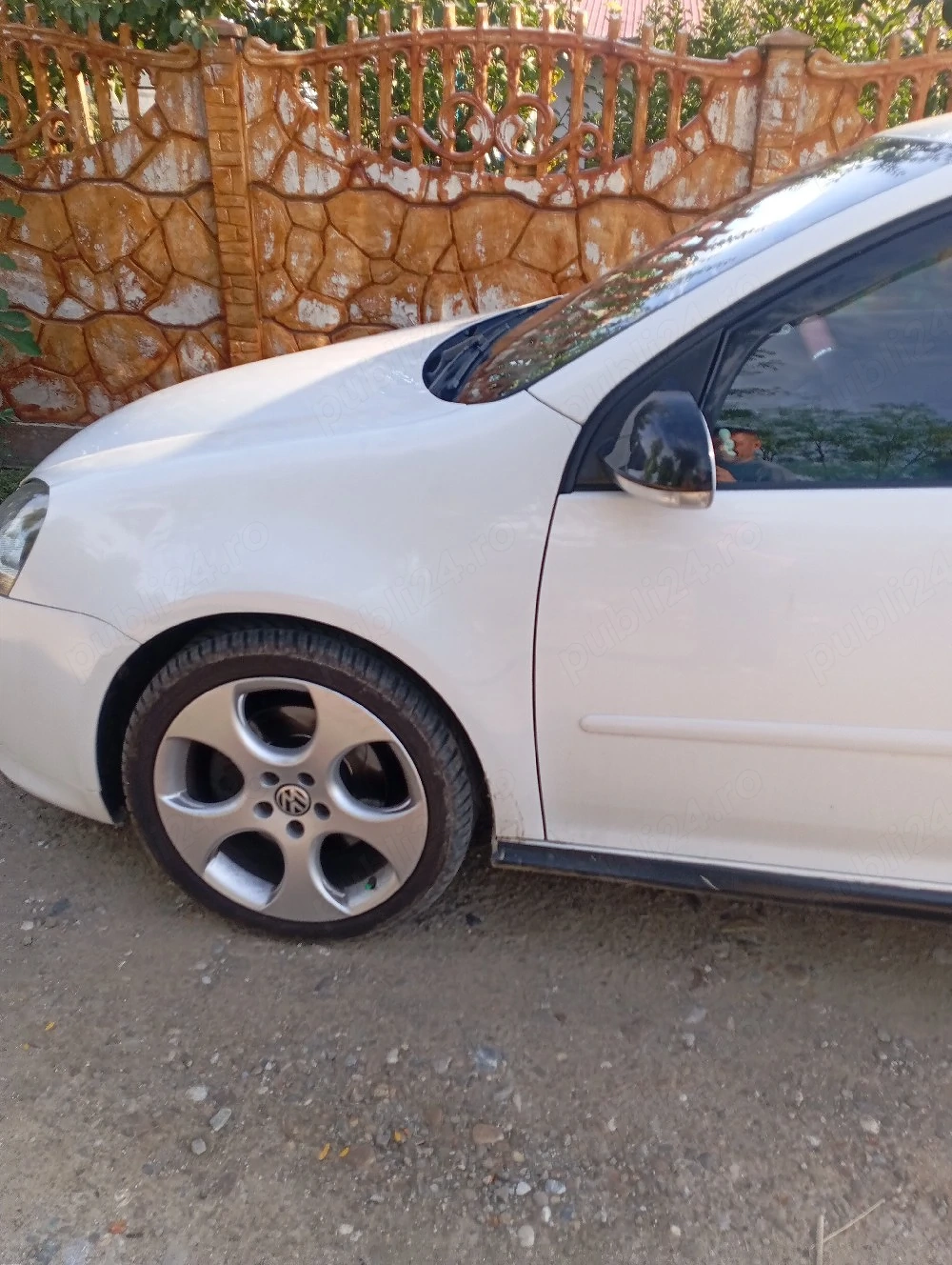 Vand Volkswagen 5 sau schimb cu logan 2008 sau mai nou.