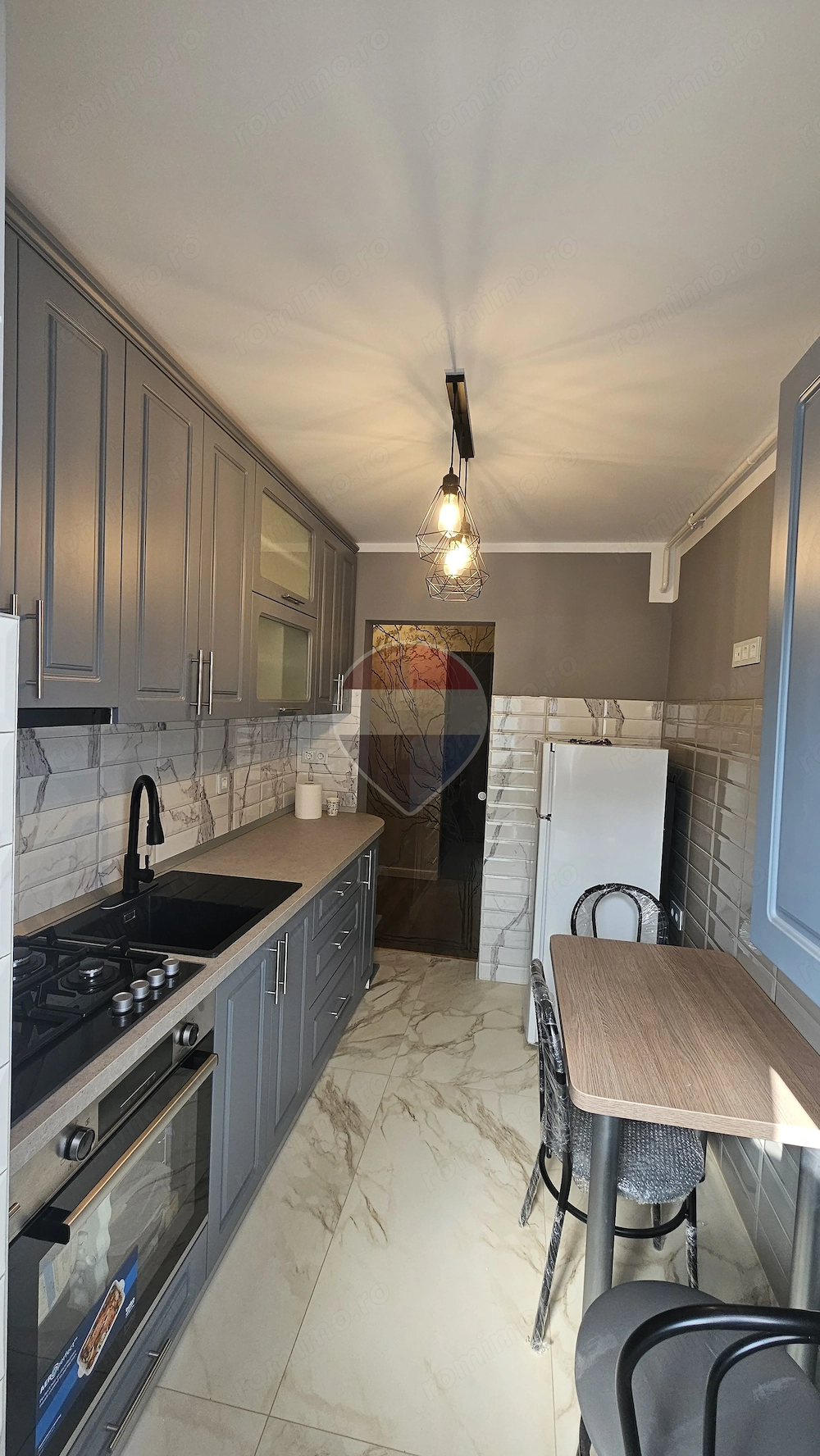 Apartament 2 camere – renovat complet, etaj 1, cu boxă și balcon