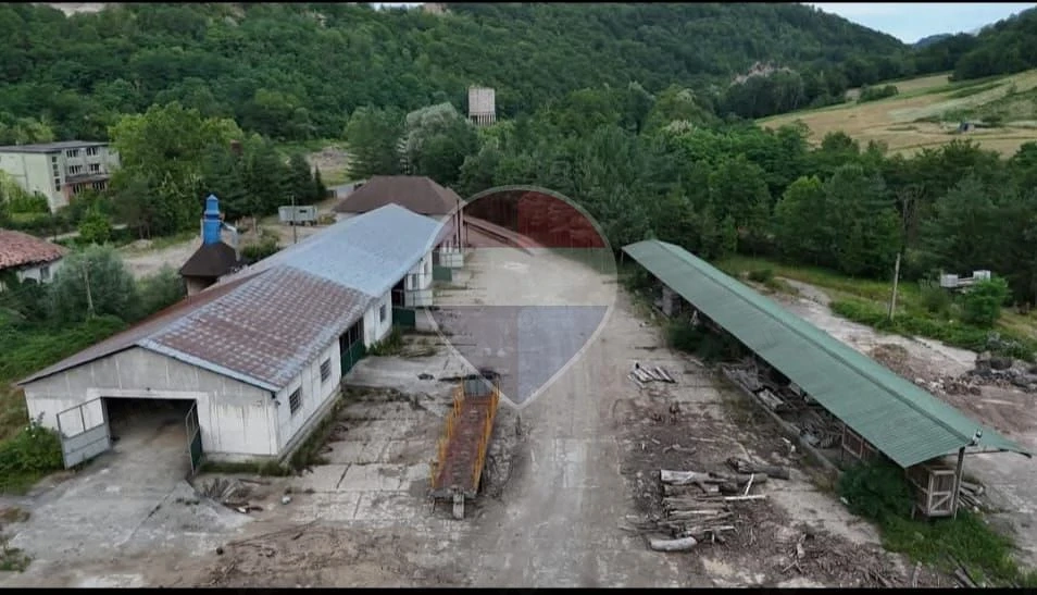 Spațiu industrial 25.015 Mp  t eren si hale ,Varfurile