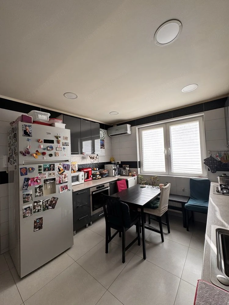Apartament de vanzare, 3 camere, mobilat, utilat