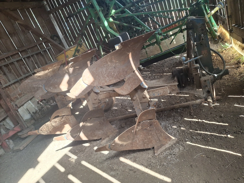 Vând utilaje agricole  diverse masinarii  pluguri cositori rotative combinatoare  la cele mai mici p