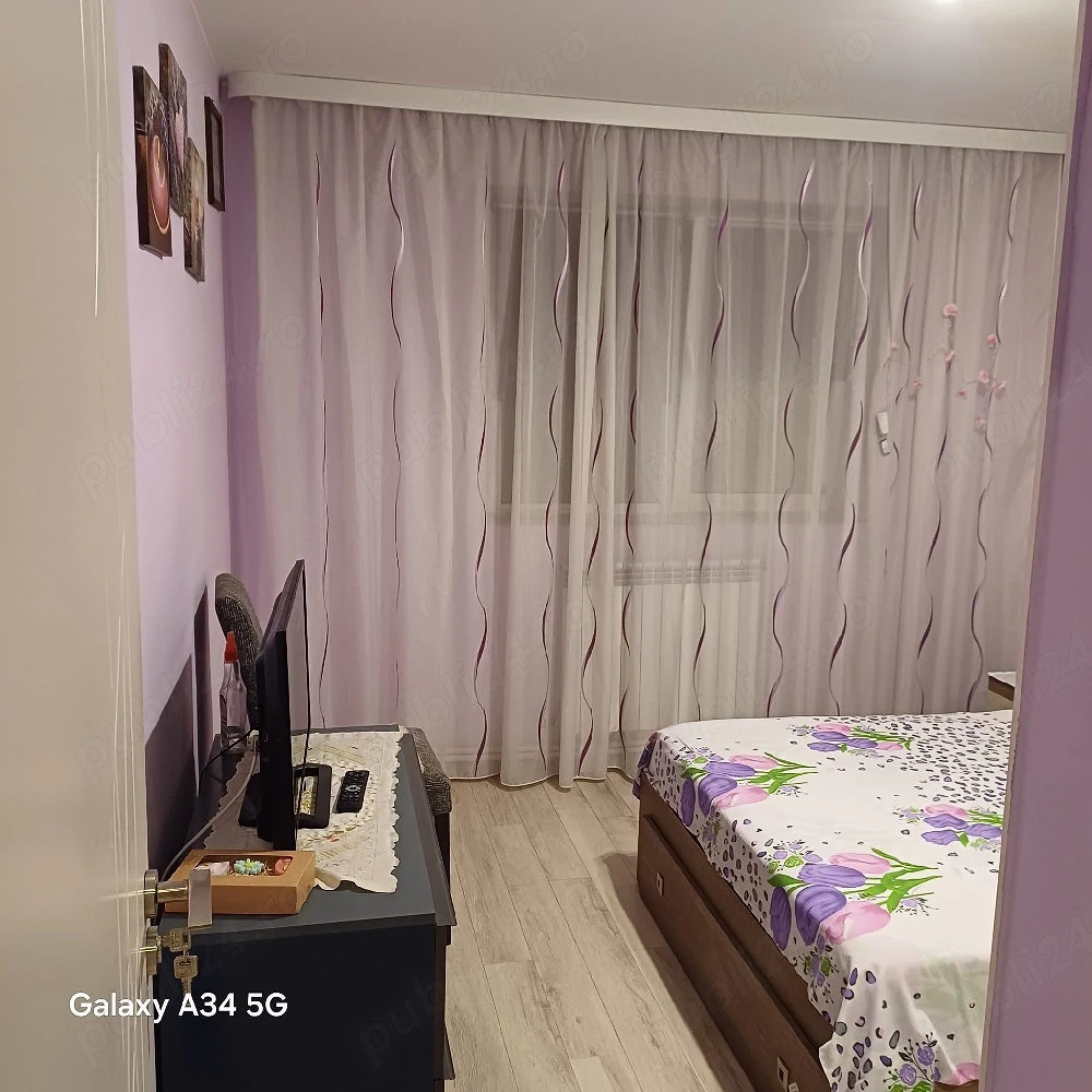 inchiriez o camera pentru o elevă sau studentă 