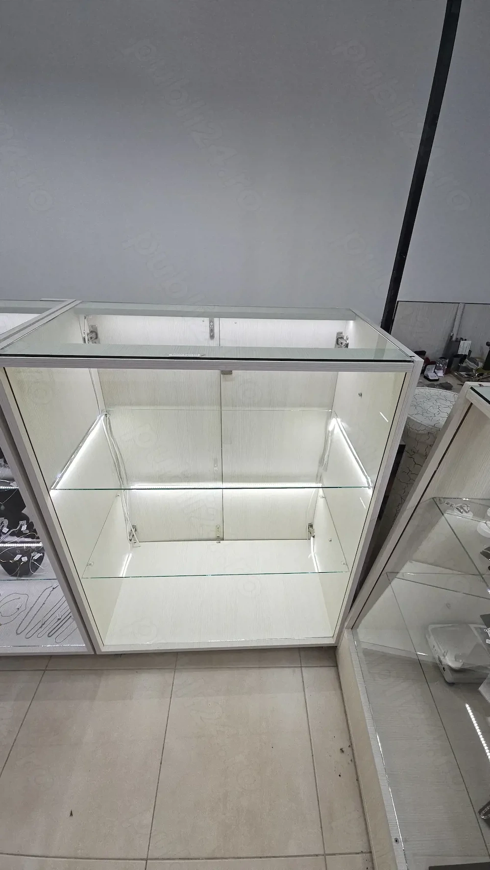 Vând Vitrine Bijuterii Profesionale   Stare Excelentă   Cu Iluminare LED   LIVRARE GRATUITA