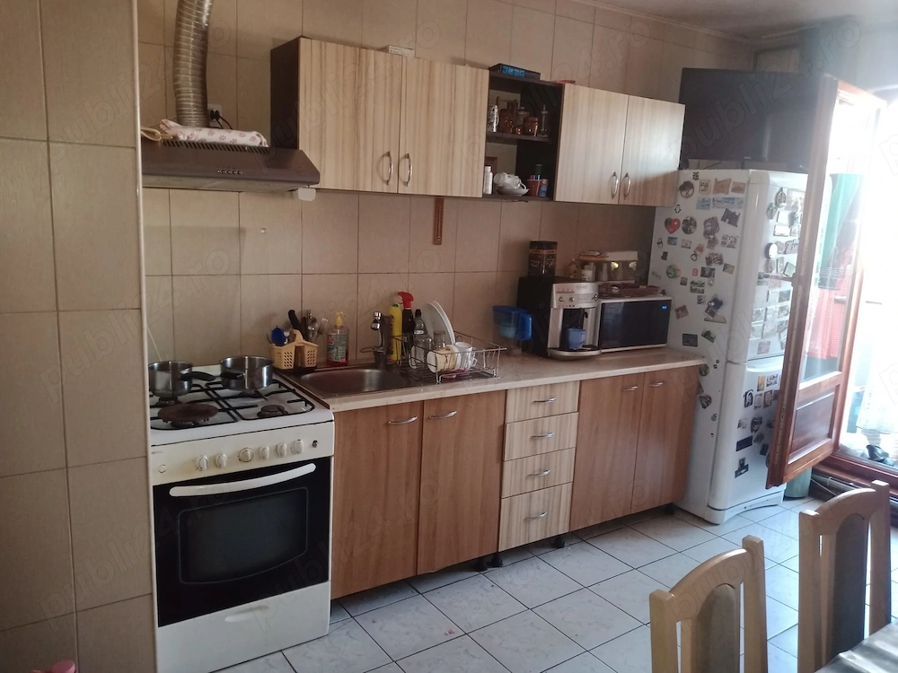 Vând apartament cu 4 camere zona Corina