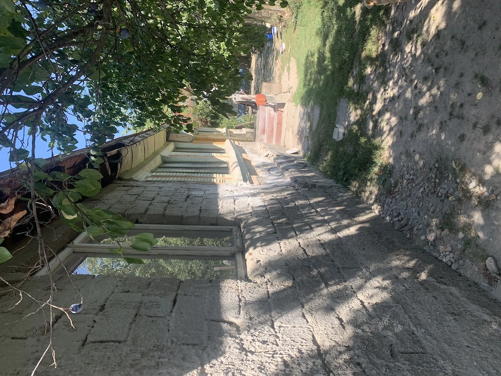 Vând casă și teren în localitatea Lacustenii de jos , comuna Lacusteni  județul Vilcea