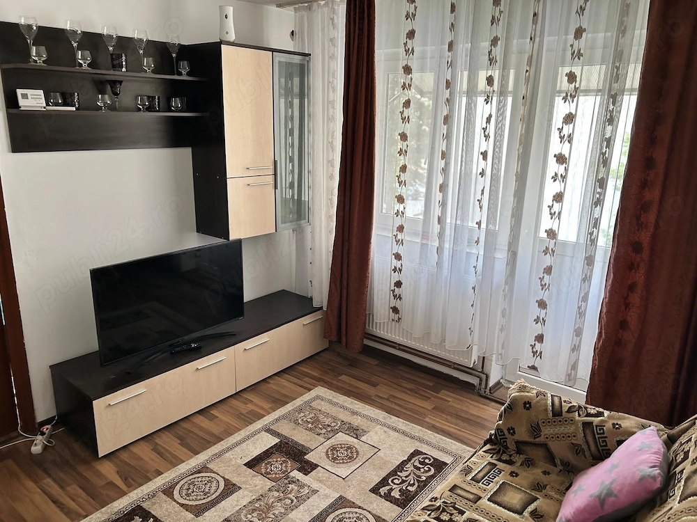 Vând apartament 2 camere etaj 2 zona Piața Mică