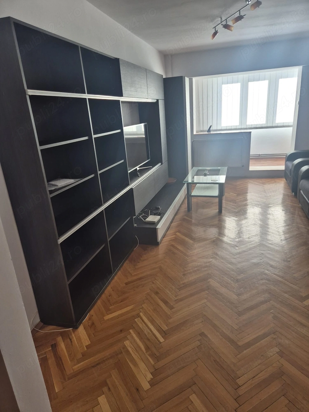 Închiriez apartament cu 3 camere
