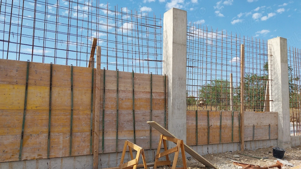 Angajam muncitori în constructii