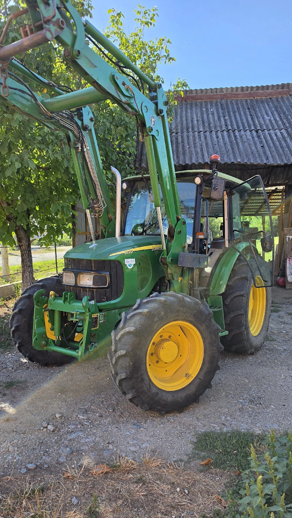 John Deere 5620 cu încărcător John Deere 583