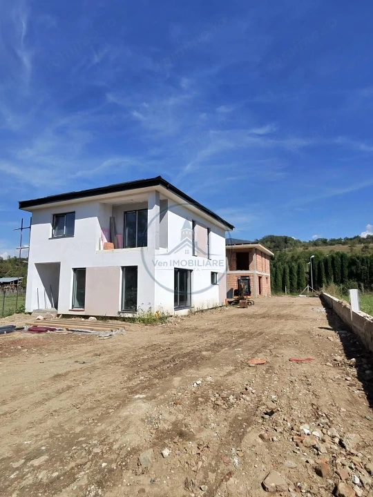  Proiect nou de case moderne P+1 – la doar 2 minute de Năsăud