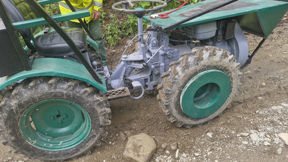 Tractoras Pasquali 906 cu remorca