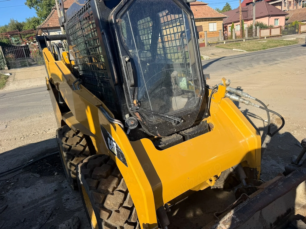 Mini Încărcător frontal CAT 242 B -3