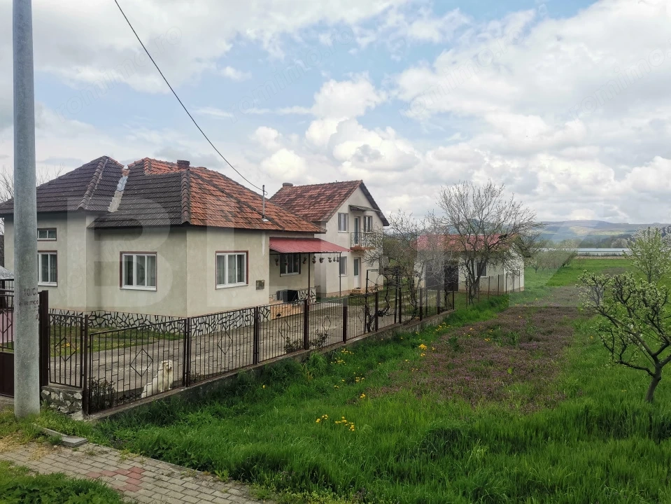 Două case, garaj și 1.370 mp de teren, amplasată la DN, în Lesnic