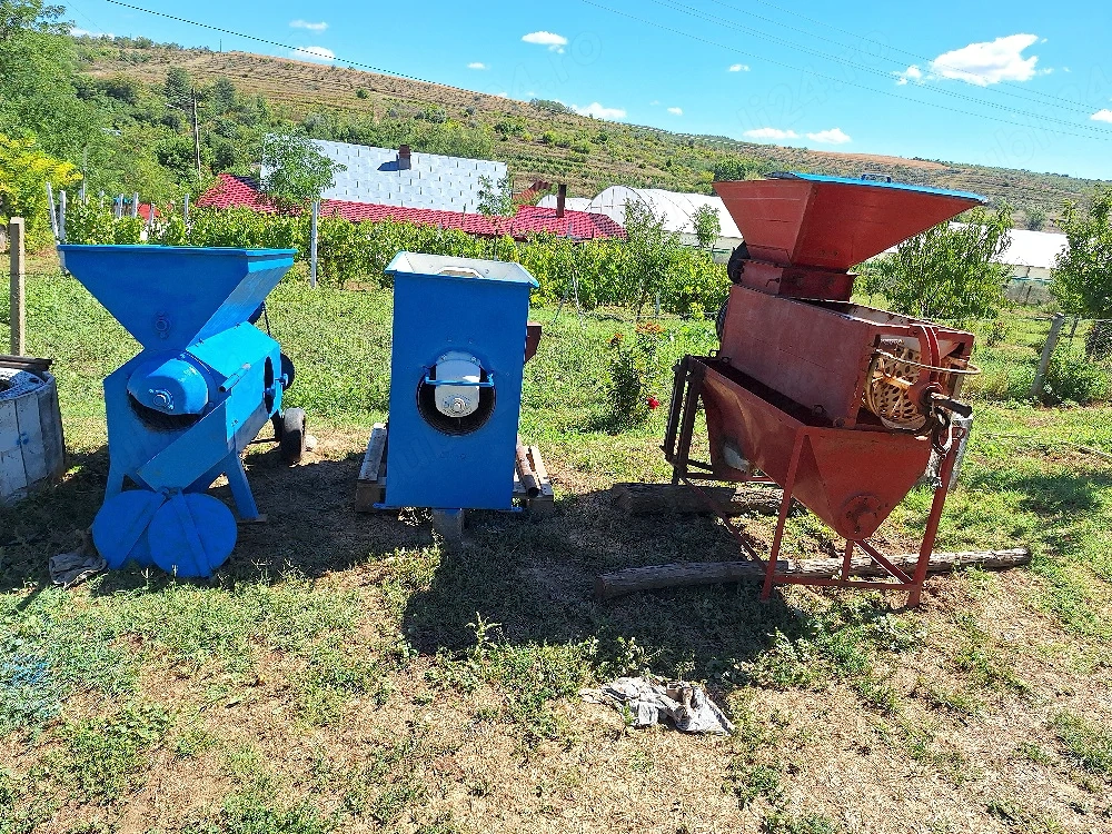 Zdrobitoare cu desciorchinator de struguri si pompe .