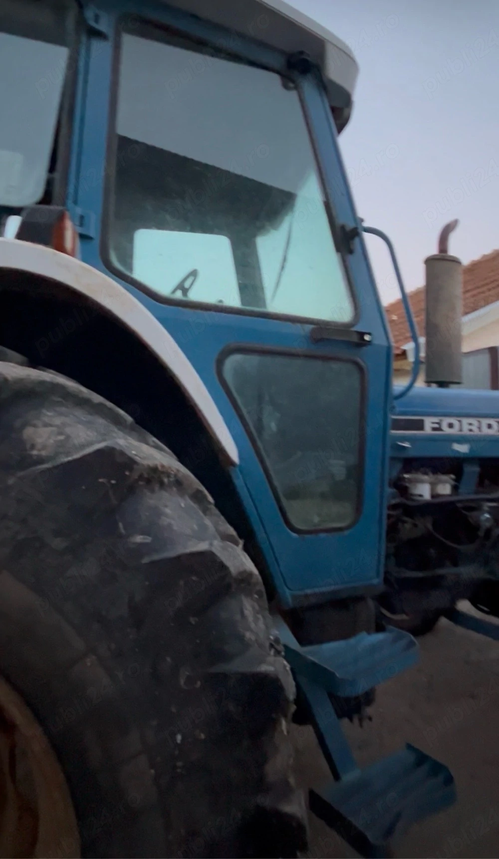 Disponibil tractor Ford