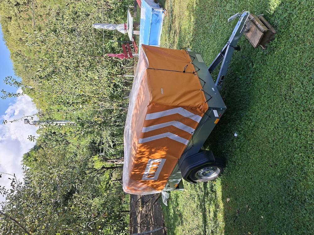 Remorca 750 kg cu prelată 