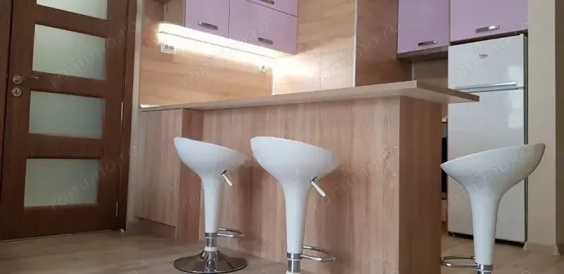 Spre inchiriere un apartamentde 3 camere in zona Decebal