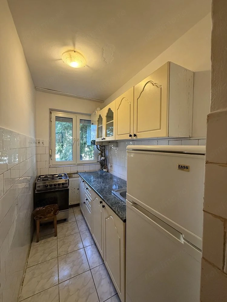 Apartament semidecomandat de inchiriat cu garaj