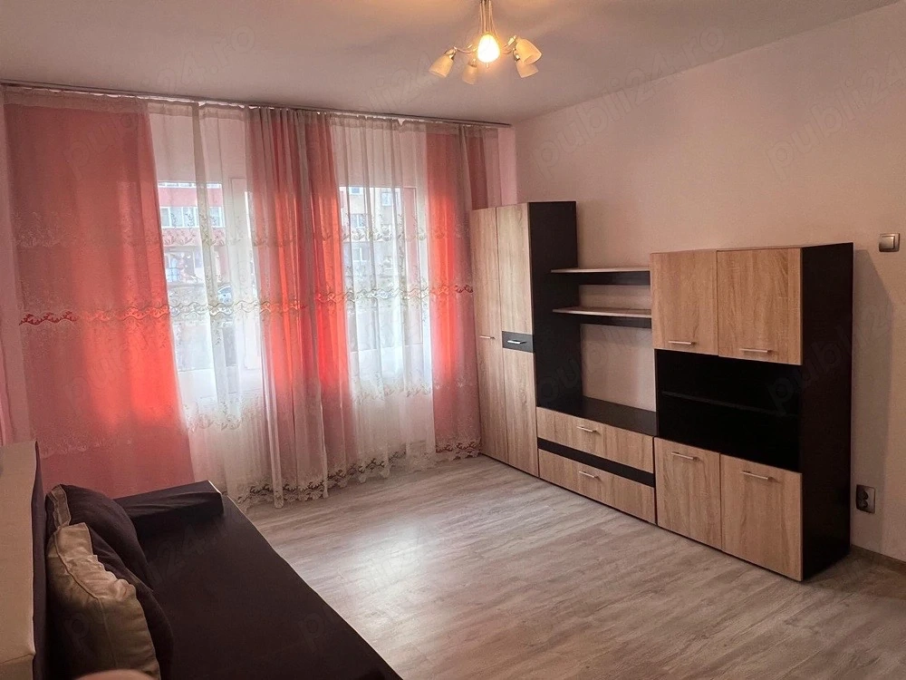 Inchiriez garsonieră decomandată 