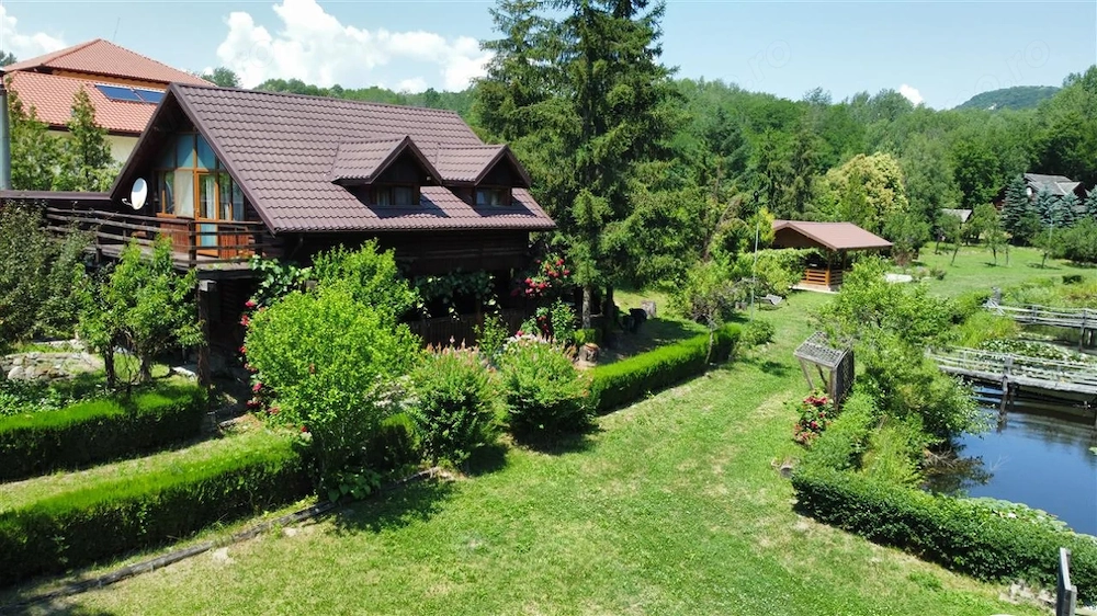DOMENIU DE 2.1 HA CU 2 CABANE LAC SI PADURE - OPORTUNITATE PENTRU TURISM SI RETREATURI
