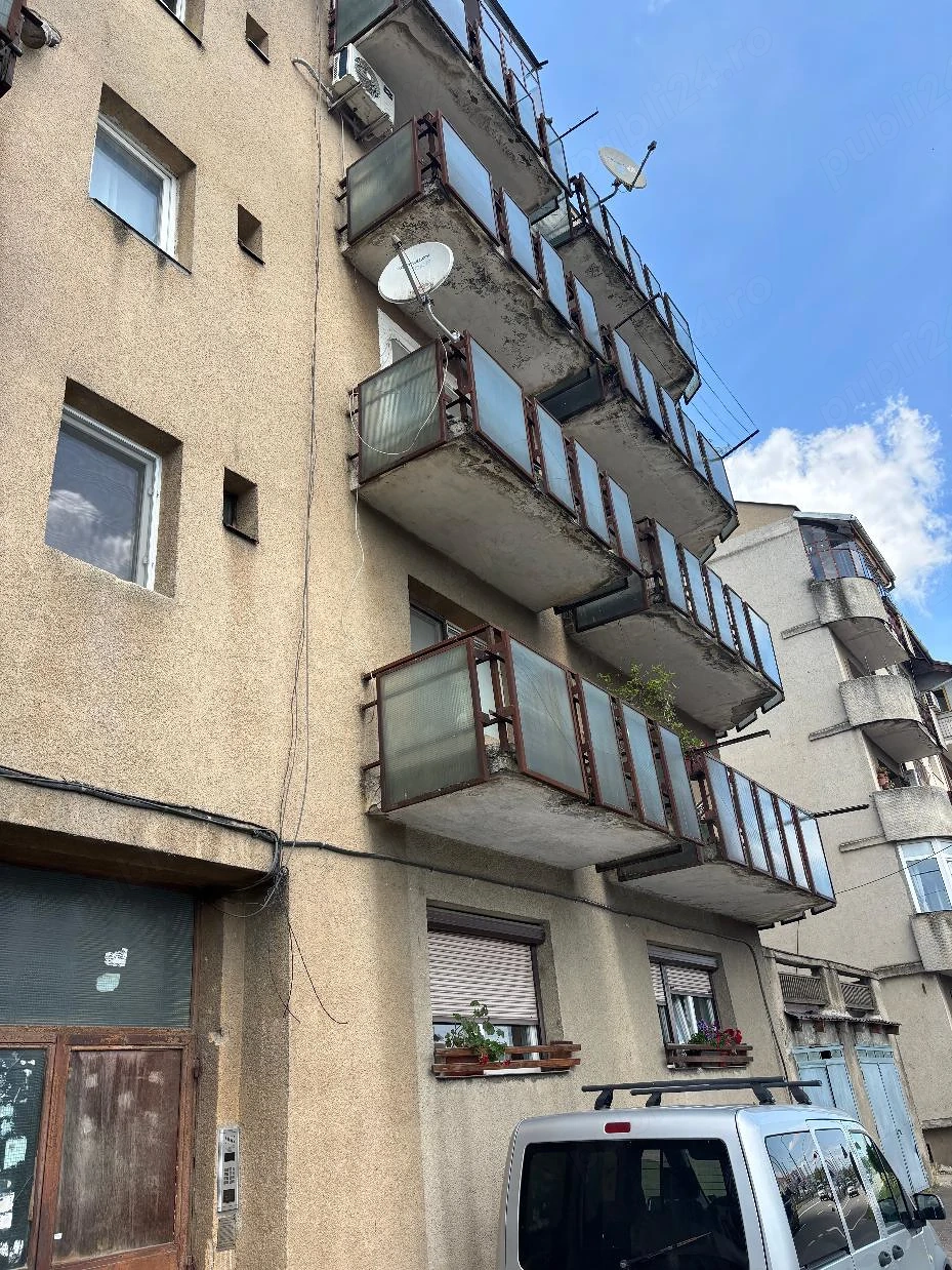 Vând apartament 2 camere  strada Botizului