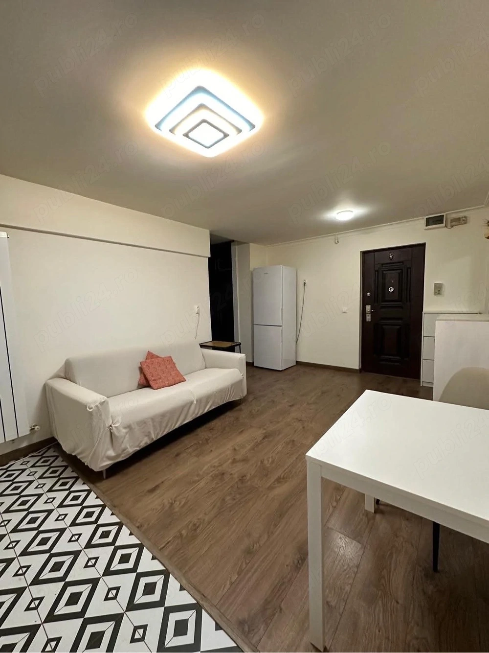     Apartament modern de închiriat