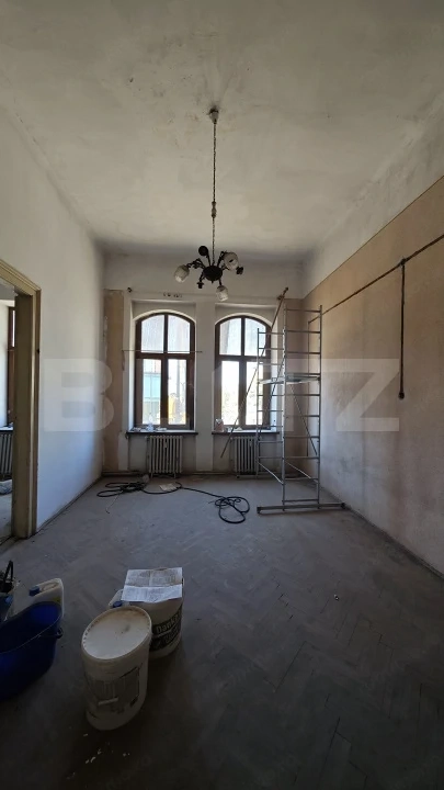 Apartament cu 2 camere, tavan înalt și potențial excelent de investitie
