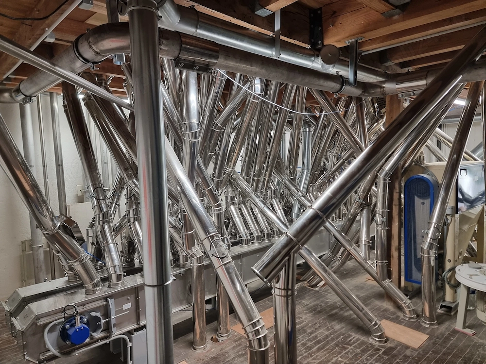 Angajez  2-3 persoane pt lucrări de montaj  mecanic  si  structuri metalice