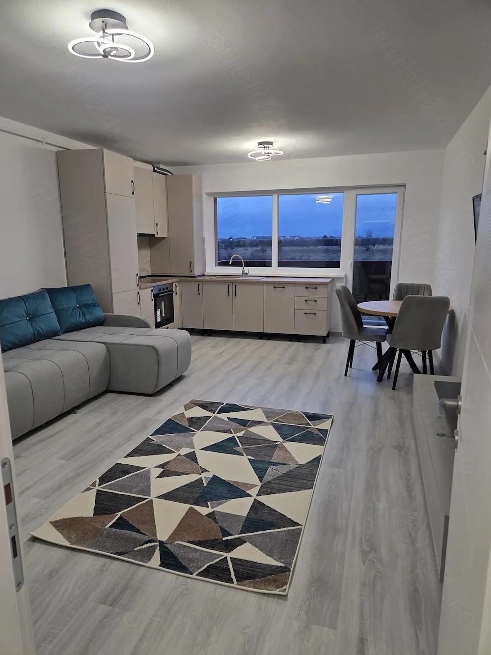 Închiriez apartament premium cu 2 camere, loc de parcare inclus in preț 