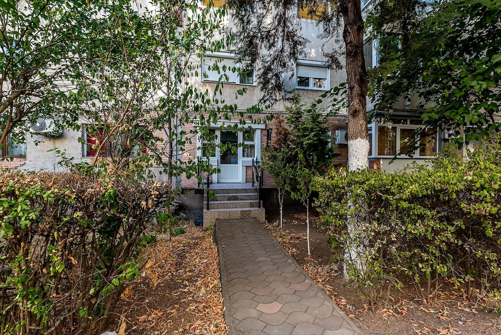 Apartament 4 camere la parter, acces direct din stradă