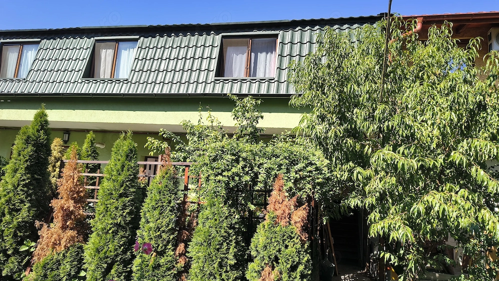 zona central aproape de p-ta Abator. ap. 2 cam la mansarda curte privată 
