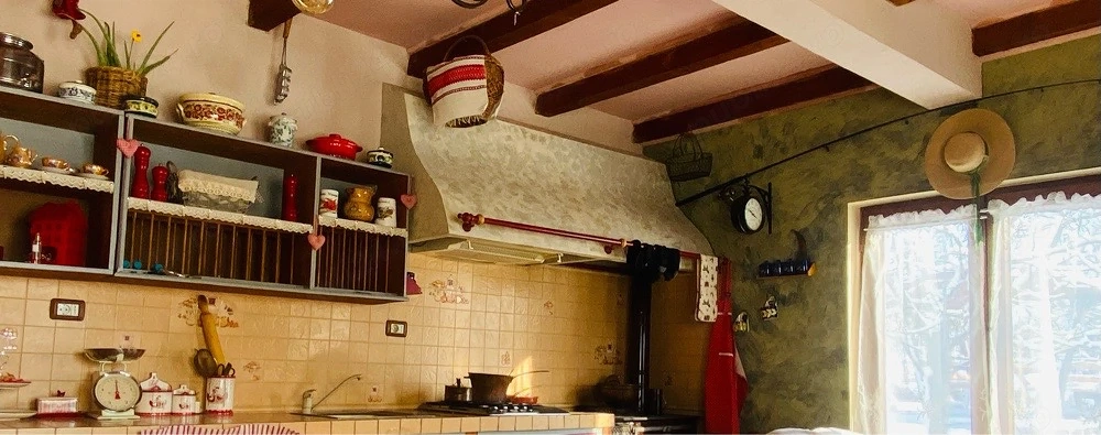 Casa de vanzare , cu spati mari frumos amenajate !