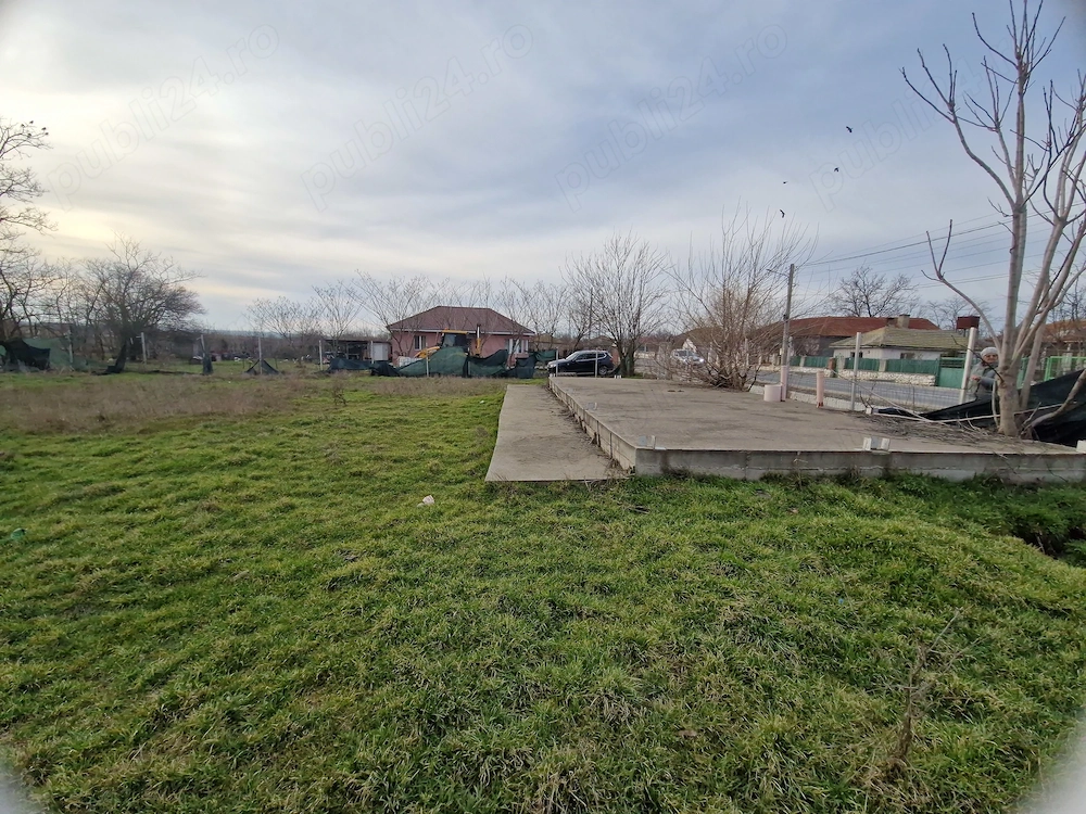 Teren cu fundatie si curent electric 